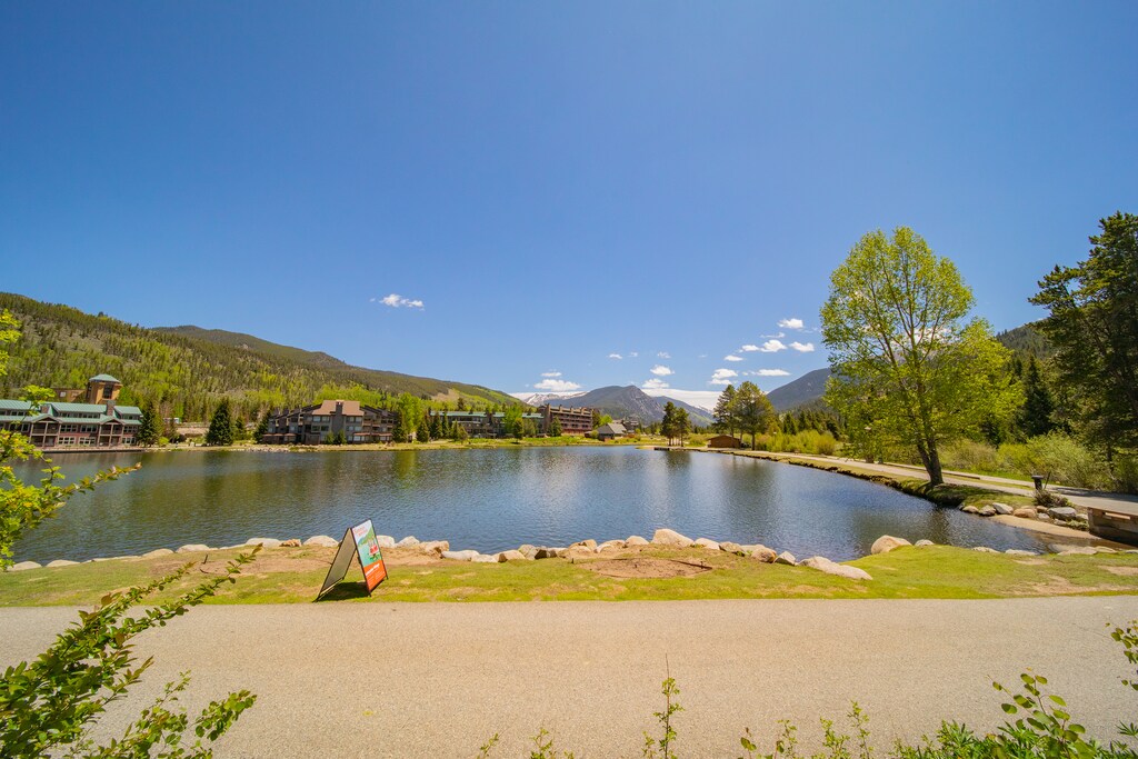 Stunning Lake and Mountain views! #summer