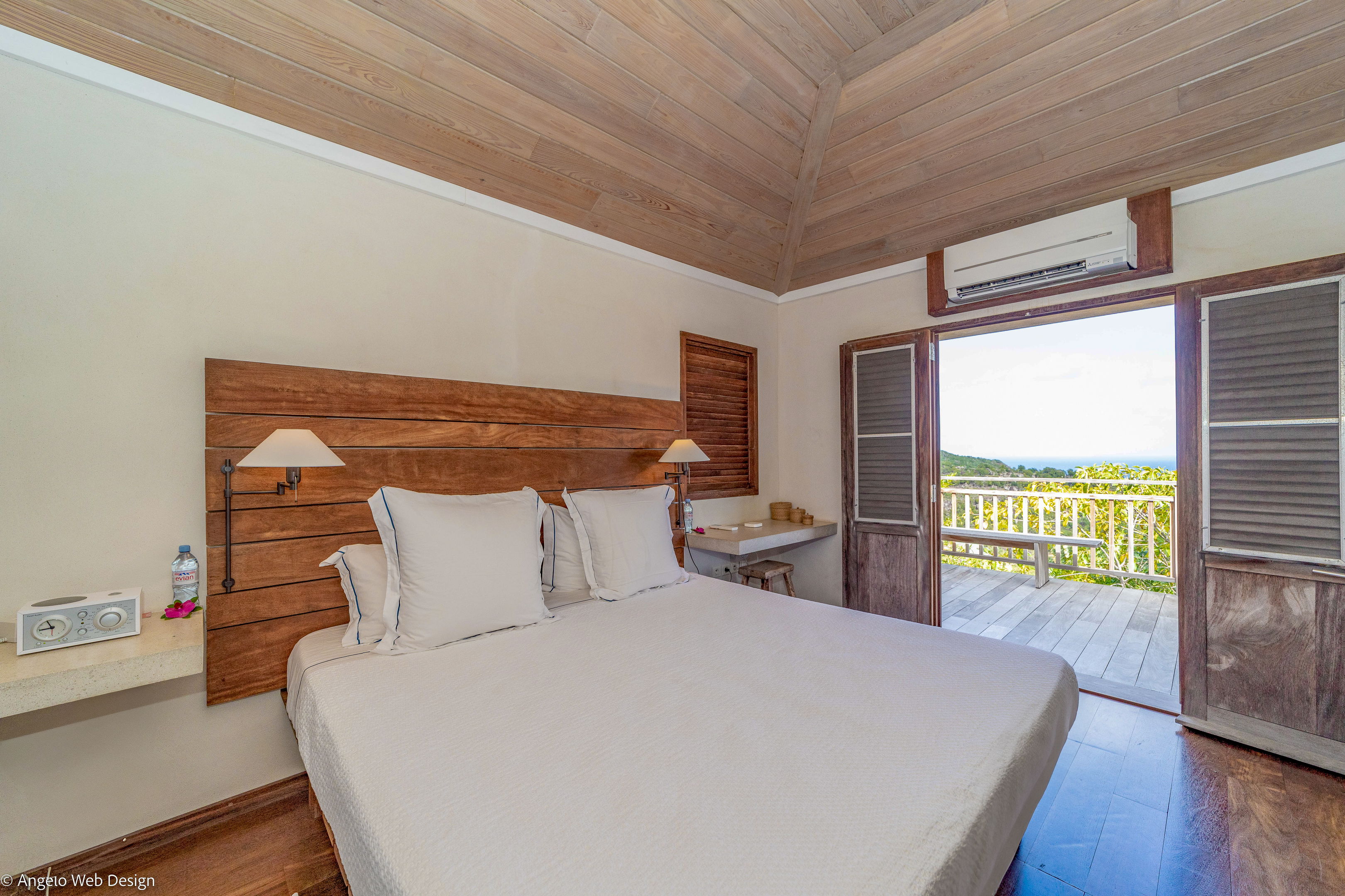 On the main level. King size bed, air conditioning, ceiling fan, safe. Ensuite bathroom with shower. The bedroom opens onto the terrace. 