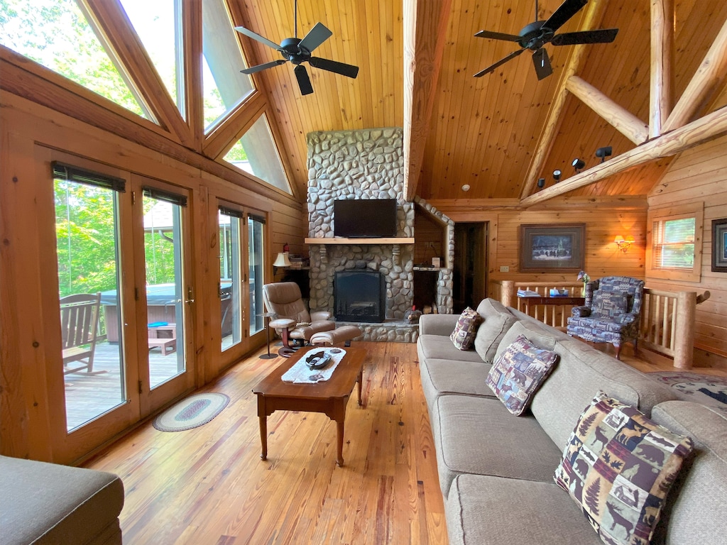 Black Bear Lodge at Leatherwood Mountains