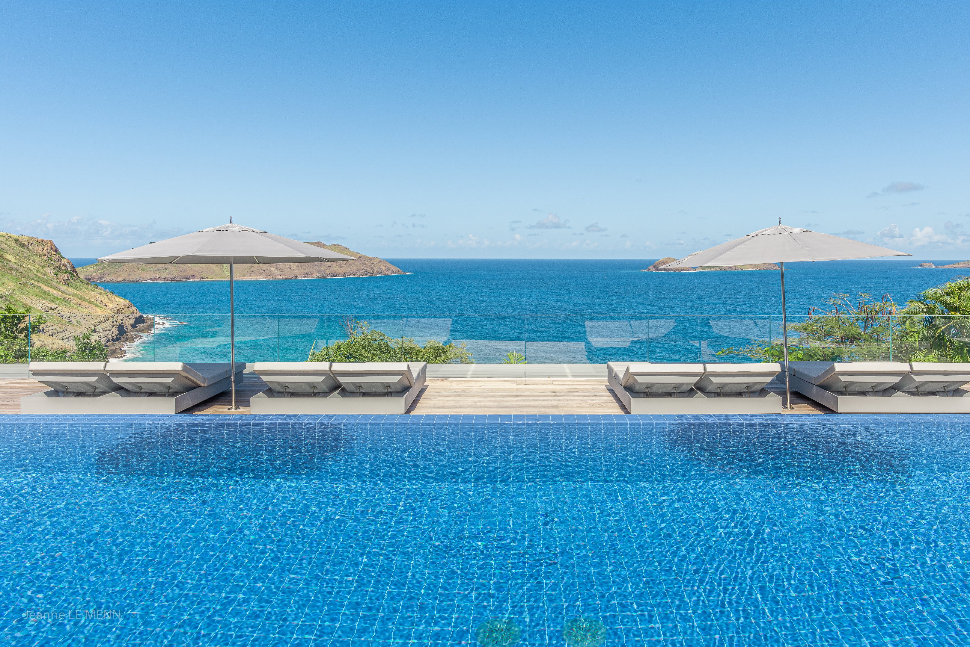 Large heated pool facing the view over the ocean. Expansive terrace, with deckchairs and lounge areas. Gas barbecue. 