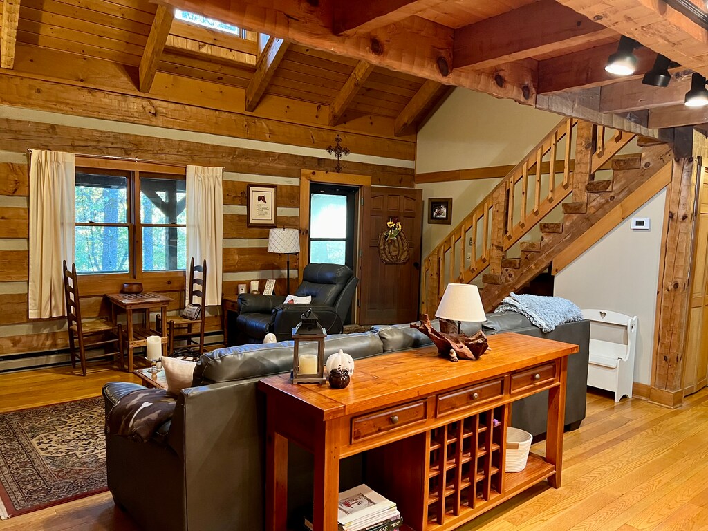 Hounds Retreat Living room