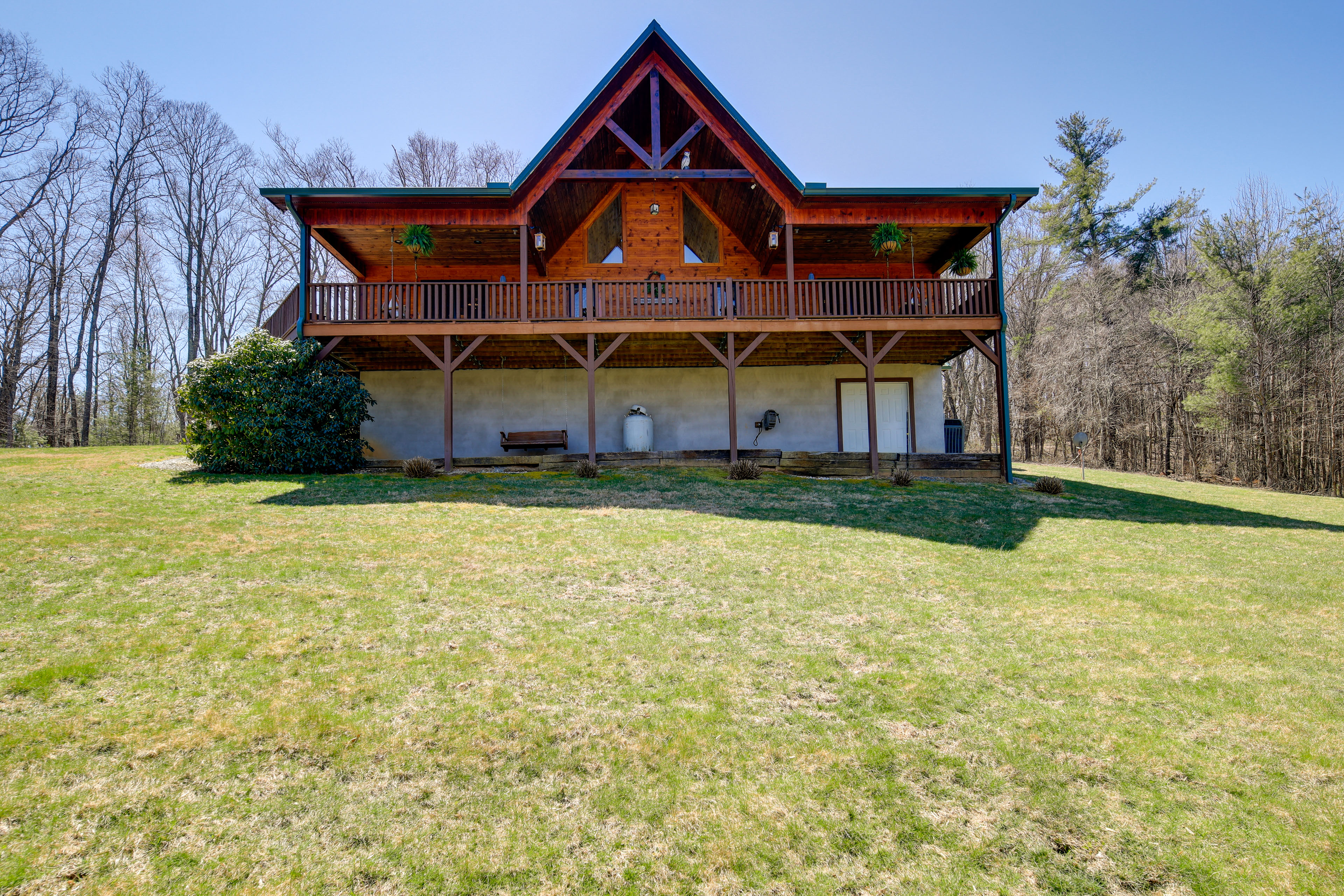 Sparta Cabin Stay w/ Gas Grill + Mountain Views!