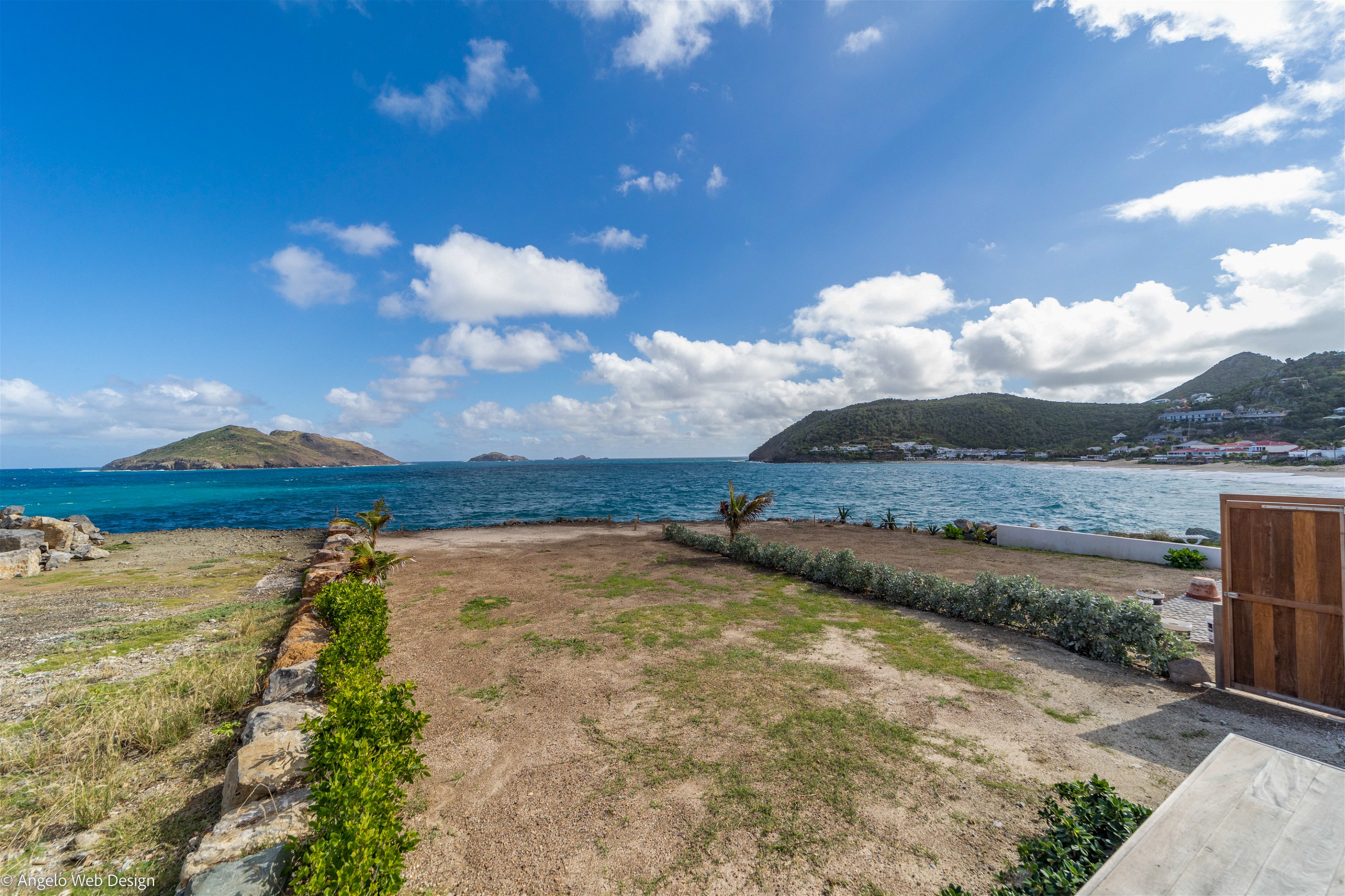 Private parking at the entrance. Walking distance to the Flamands Beach. 