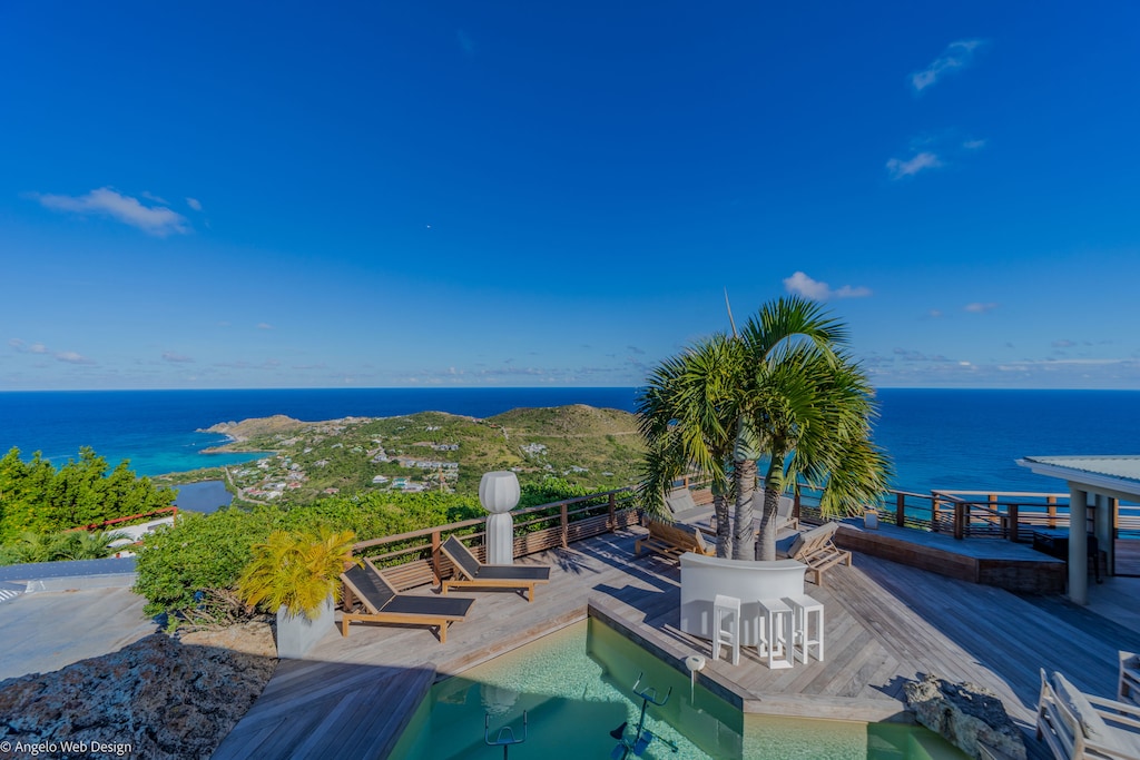 Large heated pool facing the view over the ocean. Expansive terrace, with deckchairs and lounge areas. Gas barbecue. 