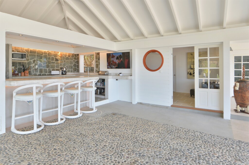 Fully equipped kitchen, fridge, freezer, oven, induction stove, coffee machine, Toaster, electric kettle,Breakfast bar, HD-TV. Gas Barbecue on the terrace. 