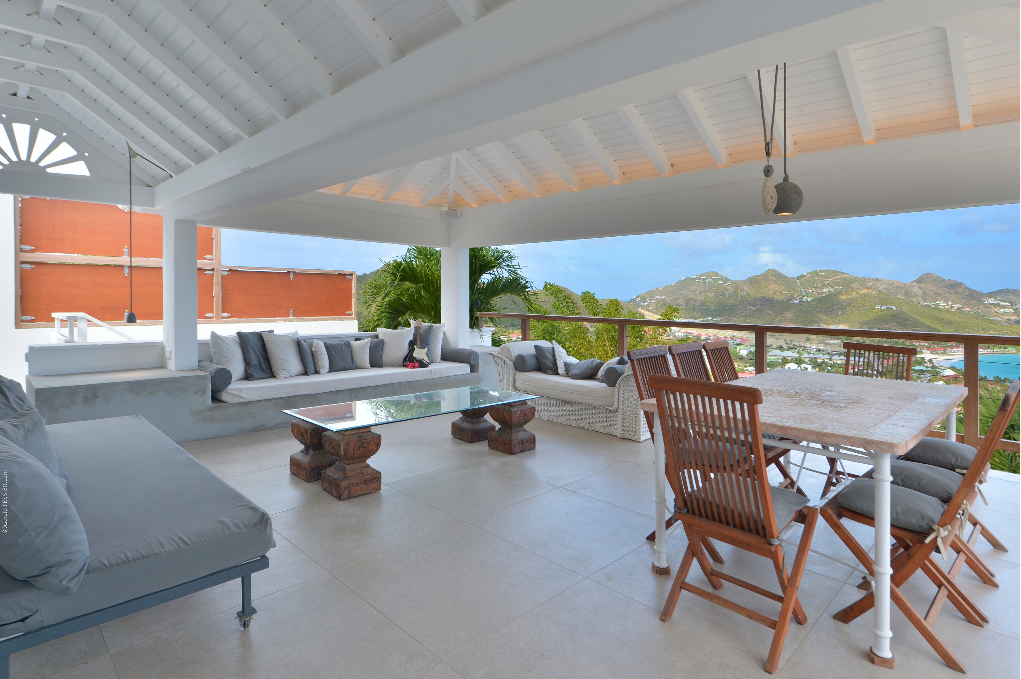 Living area on the covered terrace, with a dining table for 8 guests. 