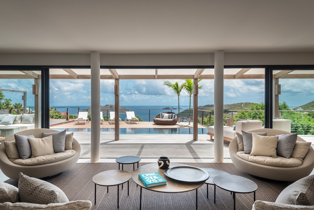 Expansive living area opening onto the terrace. Air-conditioning, HD-TV, Dish Network, Apple TV, ceiling fans. 