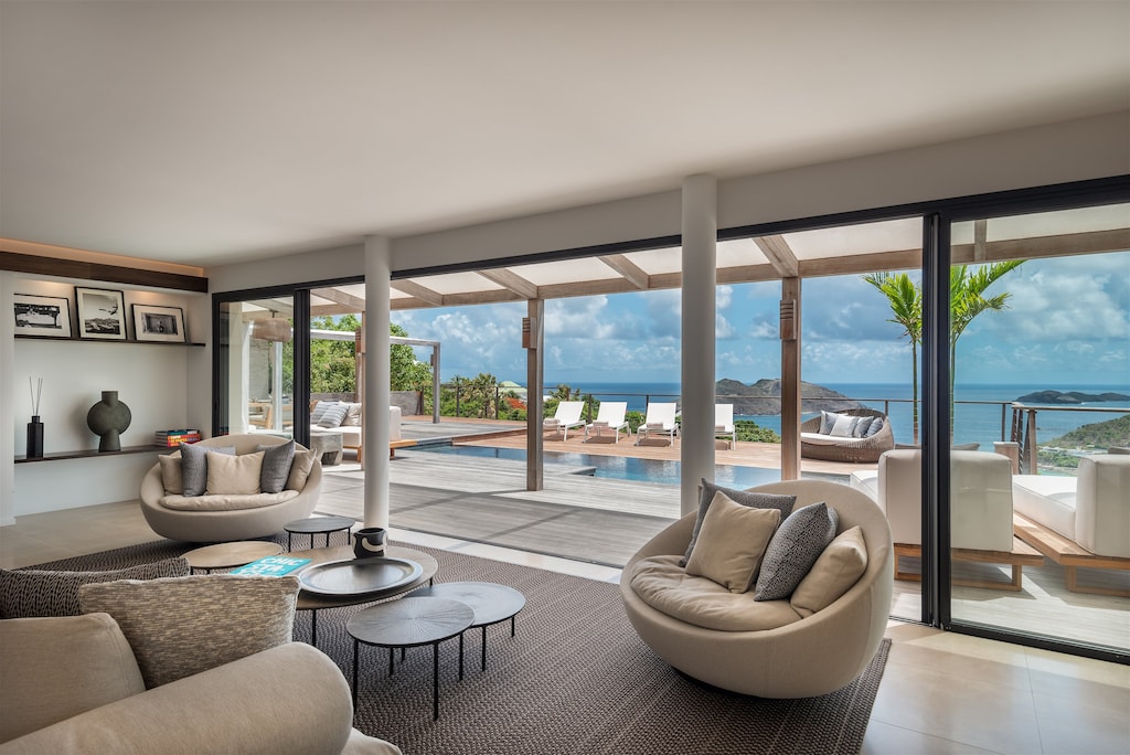 Expansive living area opening onto the terrace. Air-conditioning, HD-TV, Dish Network, Apple TV, ceiling fans. 