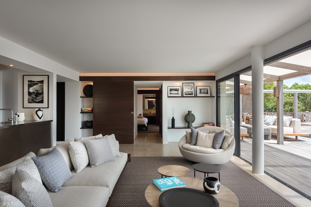 Expansive living area opening onto the terrace. Air-conditioning, HD-TV, Dish Network, Apple TV, ceiling fans. 