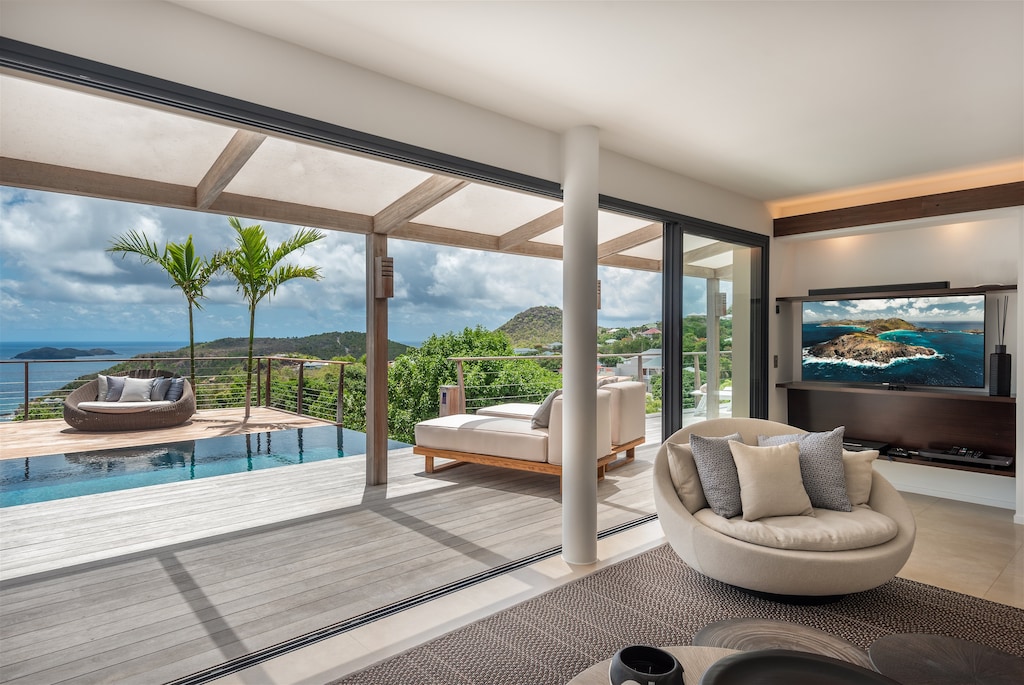 Expansive living area opening onto the terrace. Air-conditioning, HD-TV, Dish Network, Apple TV, ceiling fans. 