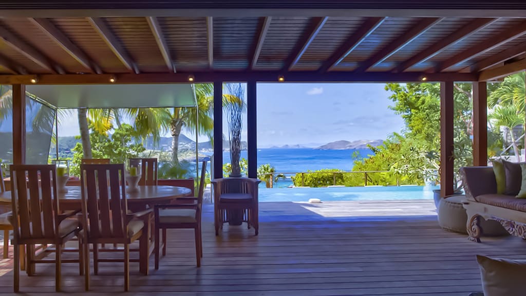 Fully equipped with bar, electric oven, gas stove, dishwasher, fridge and freezer, ice machine, microwave, toaster, filter coffee maker, and espresso coffee machine, blender, electric fruit press. Breakfast bar with stools. Indoor dining area for 8, outdo