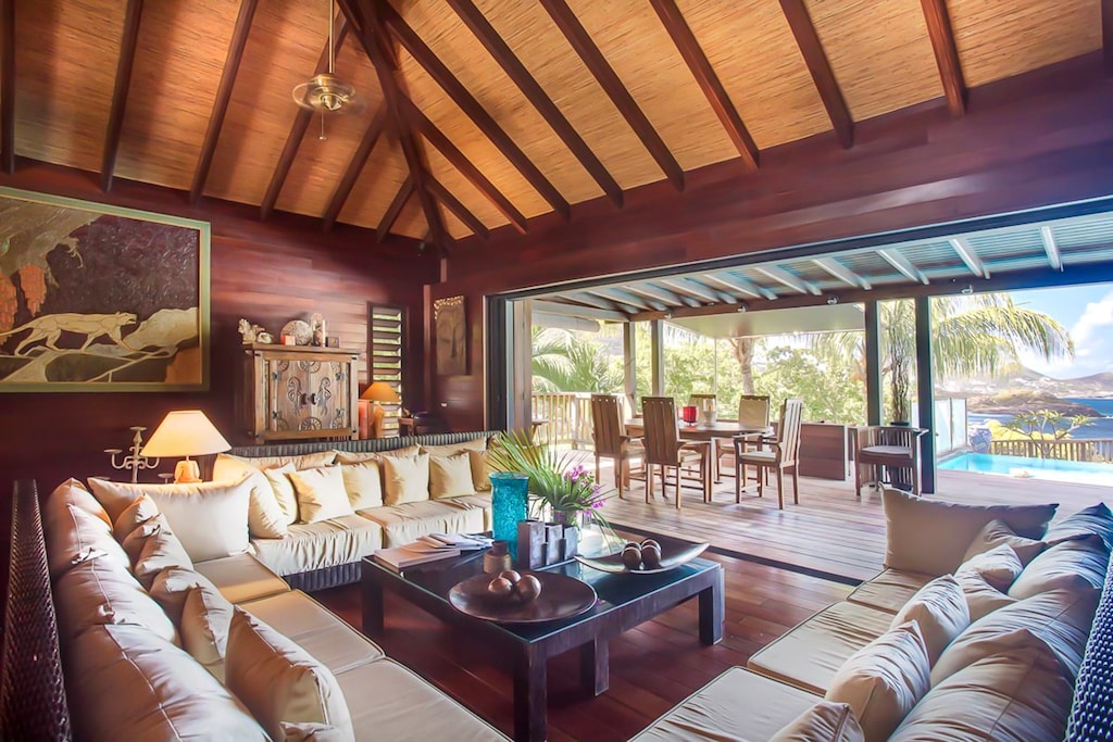 Large HD-TV, Apple TV, Canal Satellite, iPod dock, ceiling fans. 