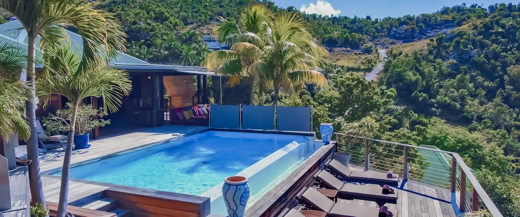 Nice pool, terrace with sun loungers, well exposed to the sun. Gas barbecue. 