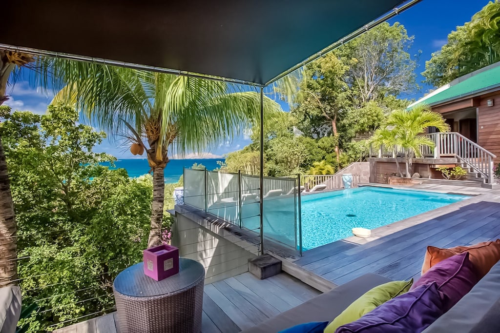 Nice pool, terrace with sun loungers, well exposed to the sun. Gas barbecue. 