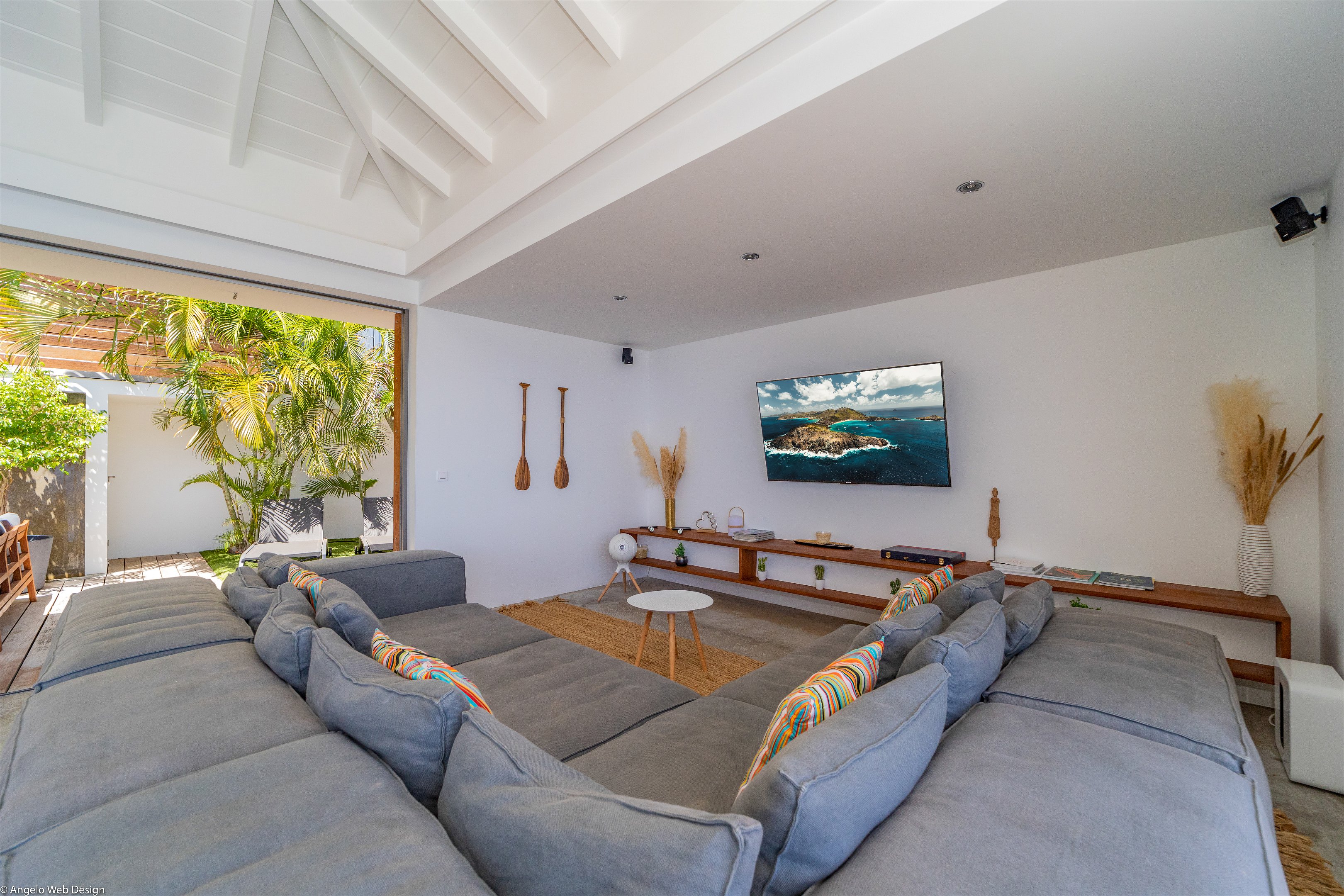 Air-conditioned living room with HD-TV, Apple TV, Sonos, Canal satellite. 