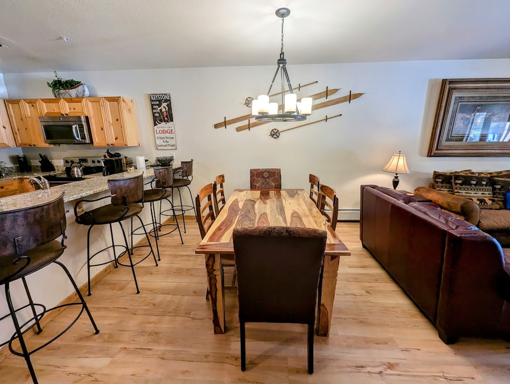 Dining area for 6 with extra barstool seating