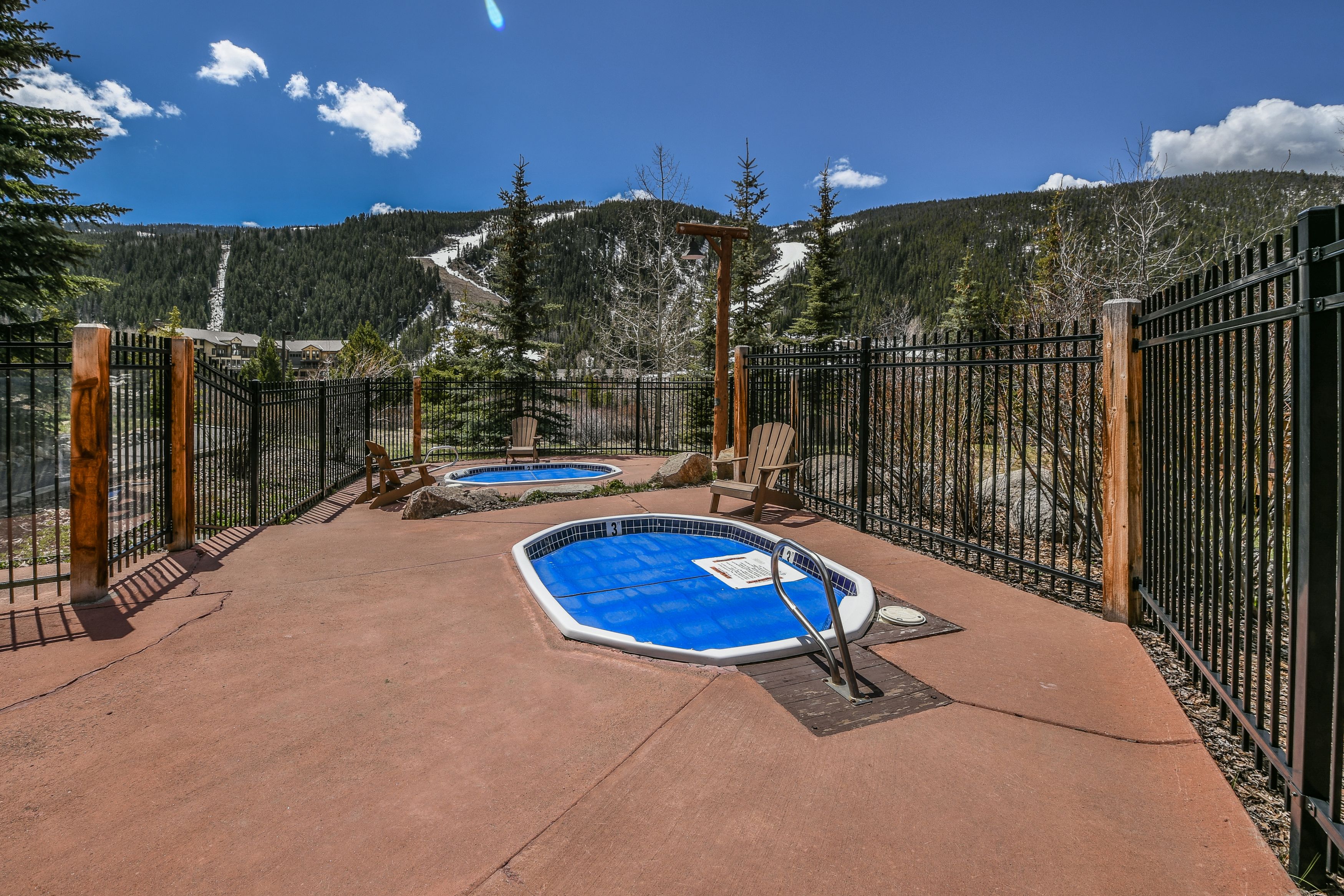 Outdoor Hot Tubs at Tenderfoot Lodge