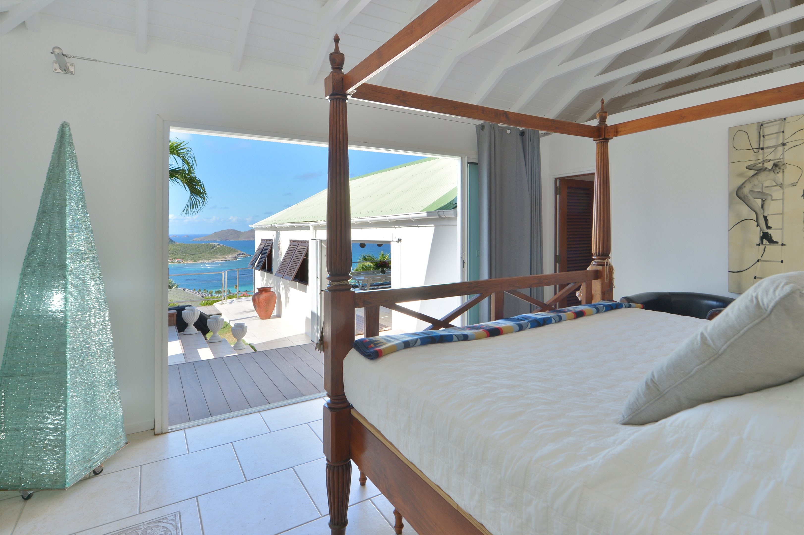 Large king size bed, air-conditioning, safe. Ensuite bathroom with shower, sink, hair-dryer, bathrobes, towels and beach towels.