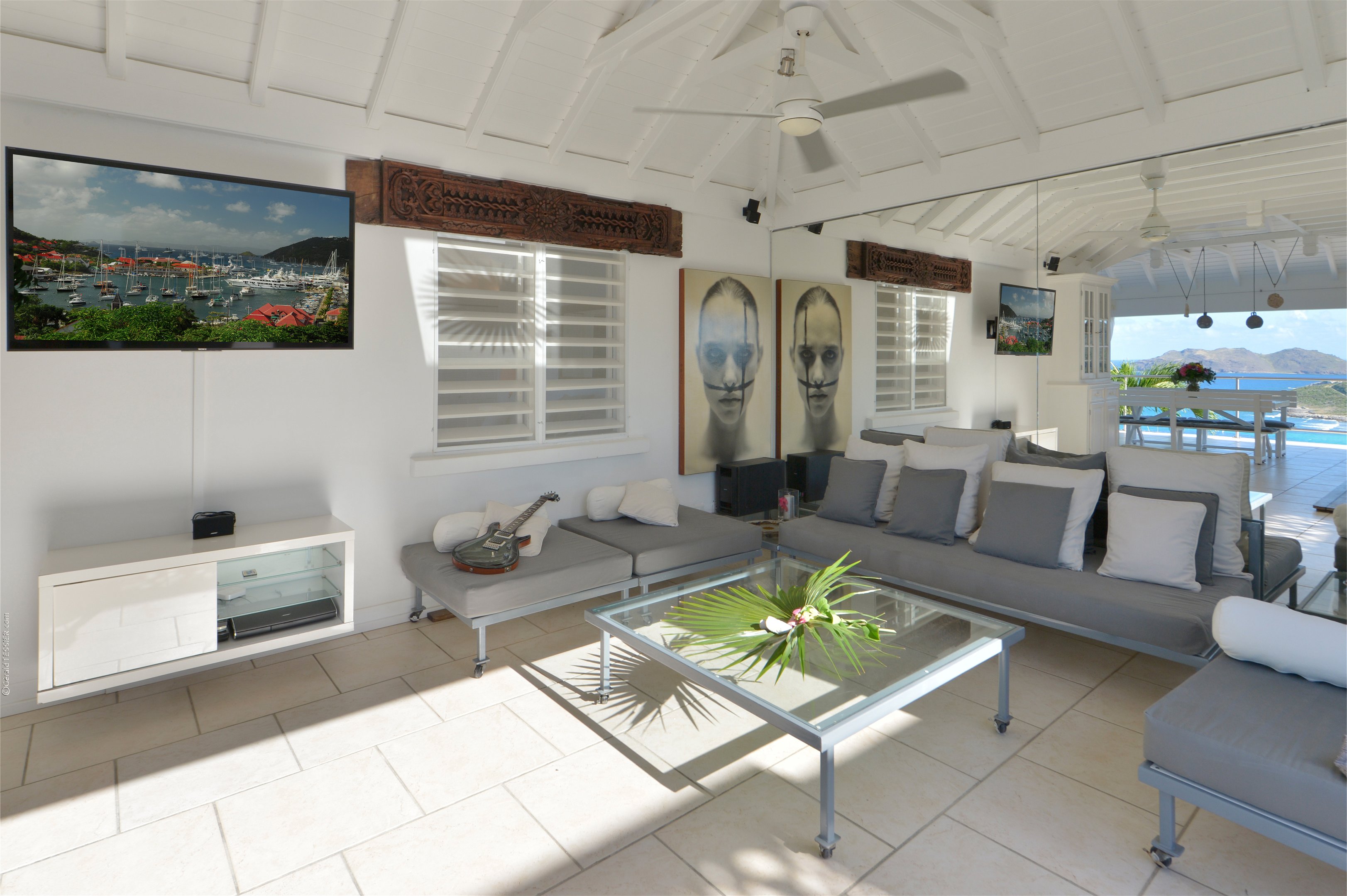 Located at the entrance of the villa, the comfortable living is furnished with a nice mixed of antiques, Ceiling fan & nice natural breeze. HD-TV with Canal Satellite, DVD player. A second living area is located by the pool. 