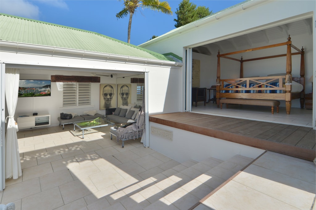 Located at the entrance of the villa, the comfortable living is furnished with a nice mixed of antiques, Ceiling fan & nice natural breeze. HD-TV with Canal Satellite, DVD player. A second living area is located by the pool. 