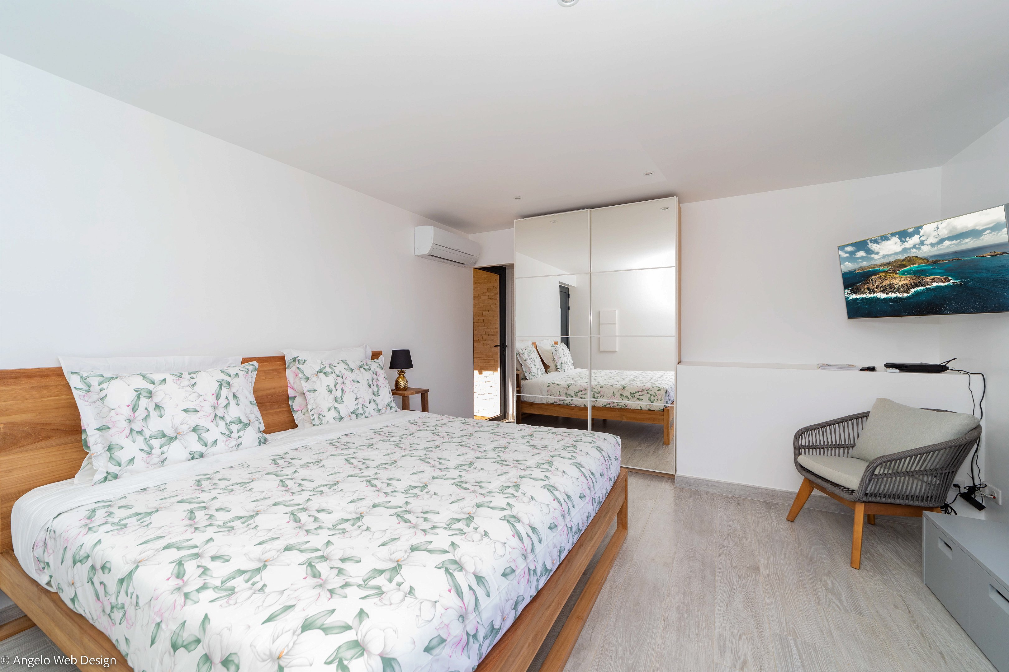 On the lower level. King size bed, air conditioning, HD-TV, Apple TV, safe. Ensuite bathroom with rain shower and regular shower, towels and beach towels. The bedroom opens onto the pool and terrace.