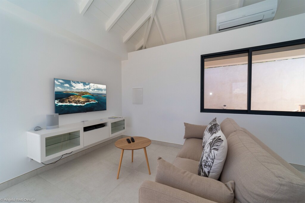 On the upper level. Air-conditioned, HD-TV, Apple TV. Equipped kitchen, with electric oven, fridge and freezer, microwave, electrical kettle, Nespresso coffee machine. Indoor table for 2 guests. Beautiful view over the beach and the bay. 