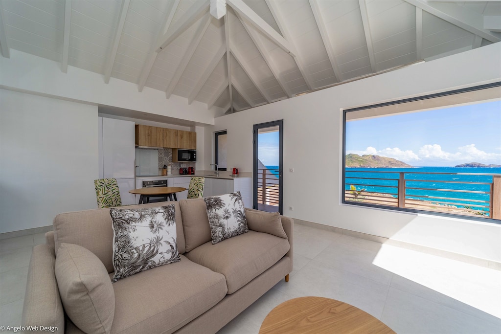 On the upper level. Air-conditioned, HD-TV, Apple TV. Equipped kitchen, with electric oven, fridge and freezer, microwave, electrical kettle, Nespresso coffee machine. Indoor table for 2 guests. Beautiful view over the beach and the bay. 