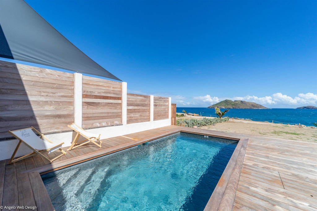 Beautiful pool, terrace with sun loungers. Gas barbecue. 