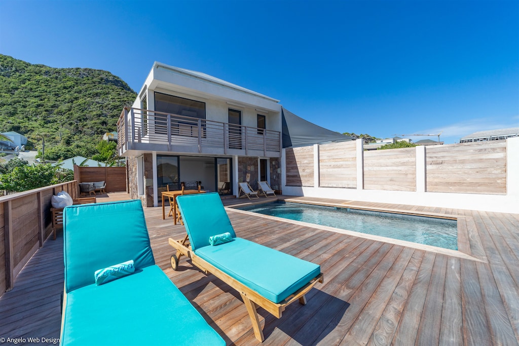 Beautiful pool, terrace with sun loungers. Gas barbecue. 