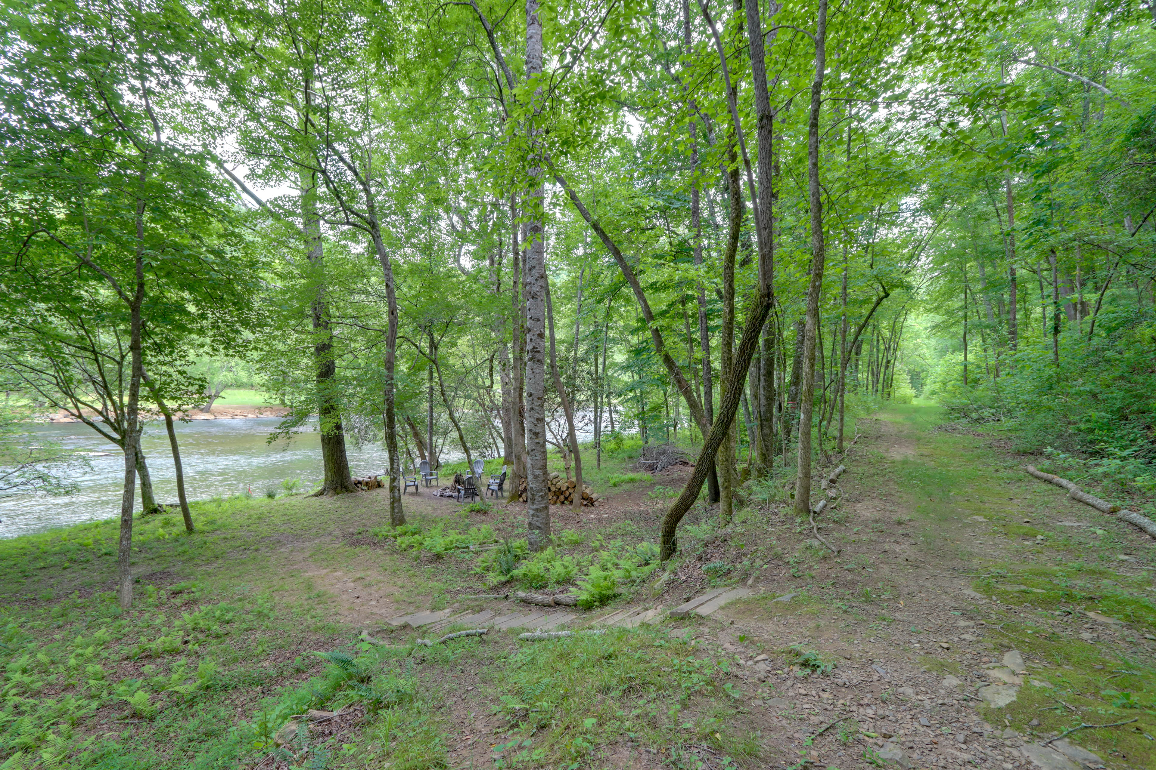 Hayesville ‘River Run’ Home on Hiwassee River!