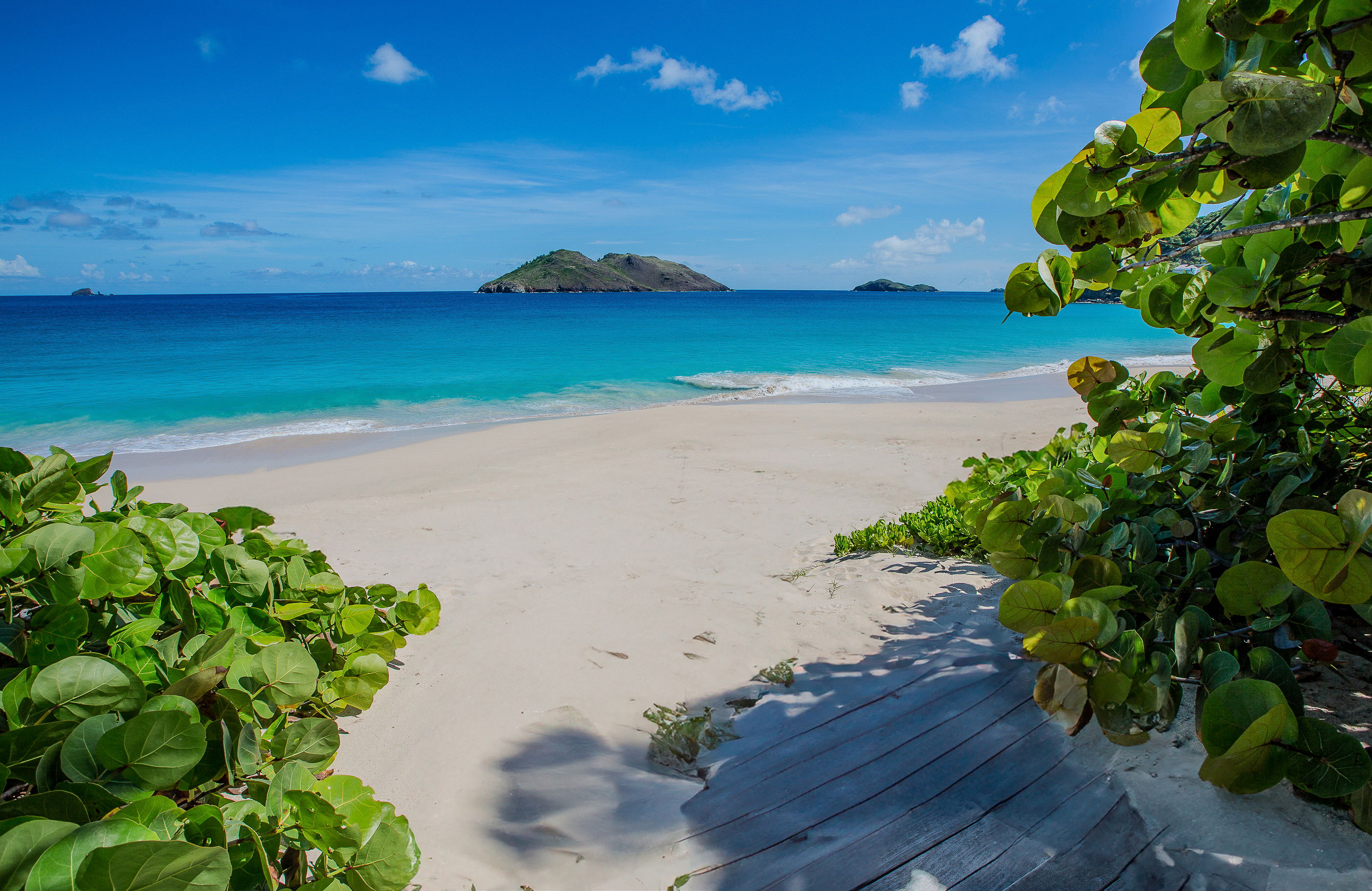 Direct access to the beautiful flamands beach. 