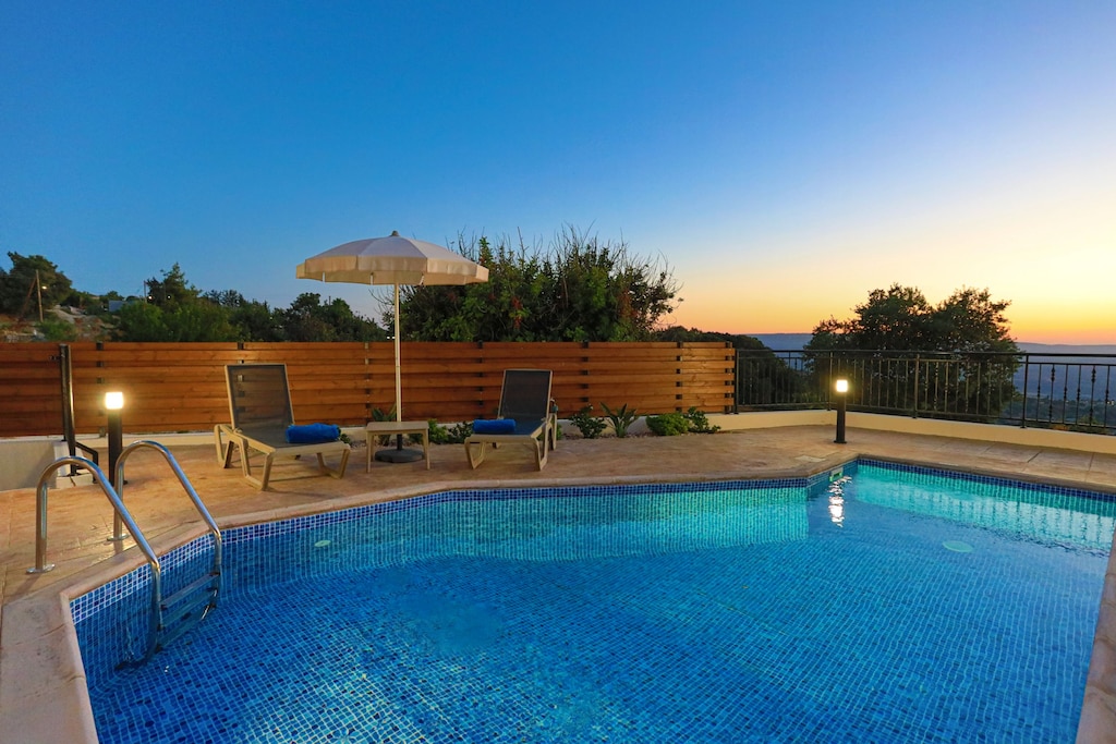 Elegant evenings by the pool