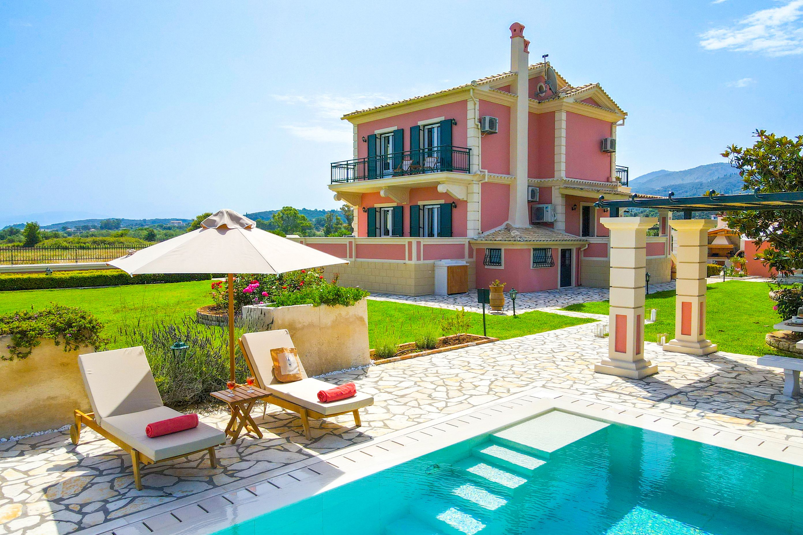 Stately Villa Rose &amp; Pool