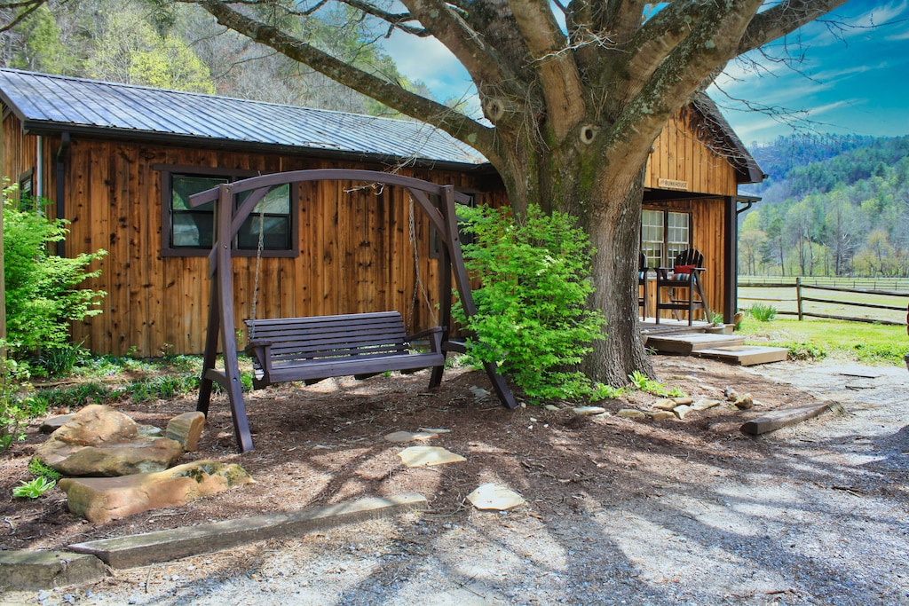 The Bunk House at Leatherwood Mountains