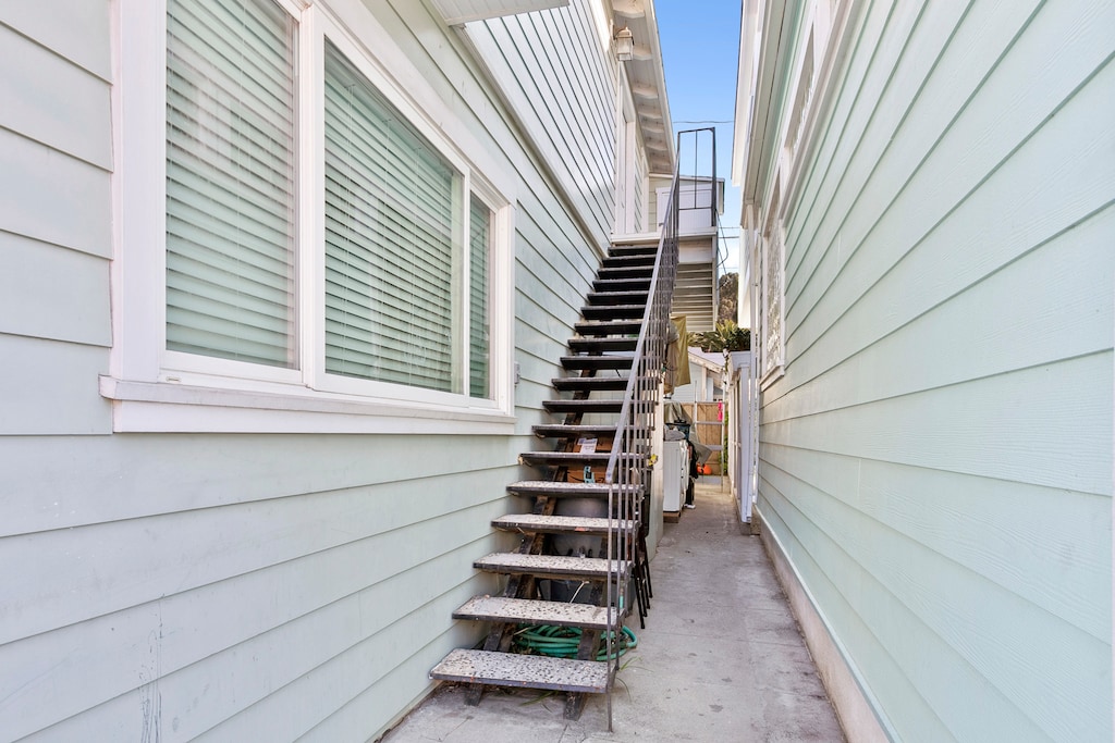 318CL Upper - Stairs to Unit