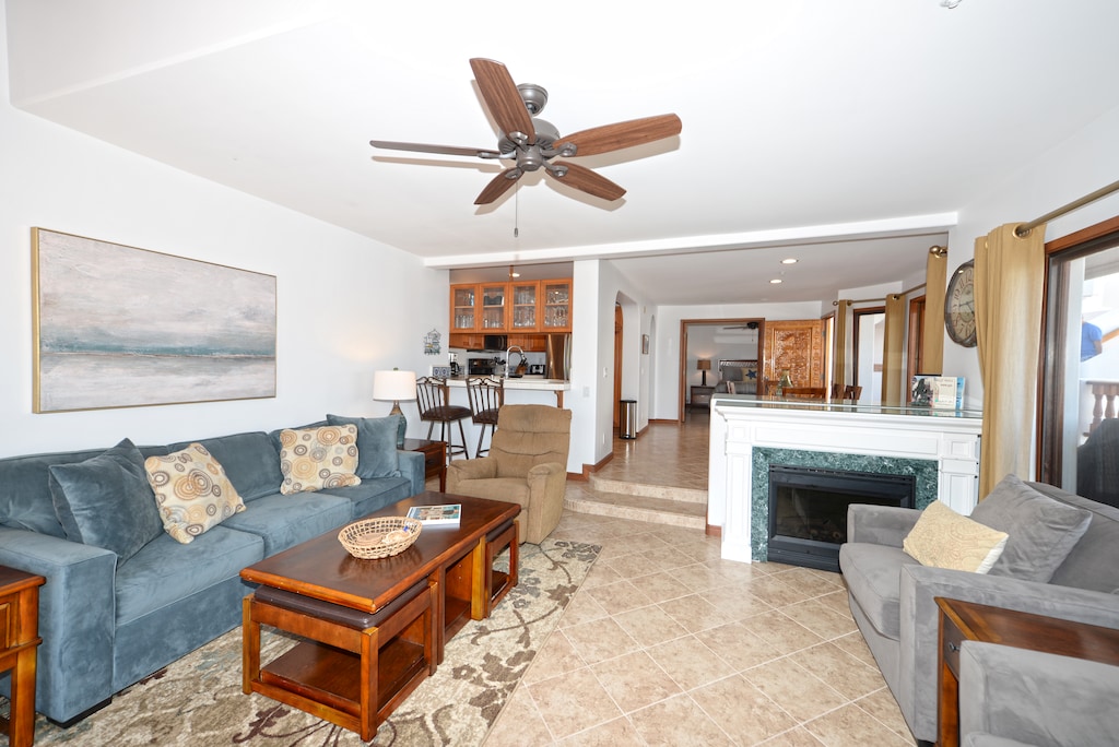 H1782 - Living Room to Kitchen