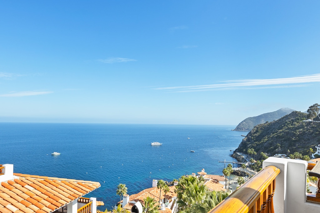 H1788 - Beautiful View of Hamilton Cove Beach