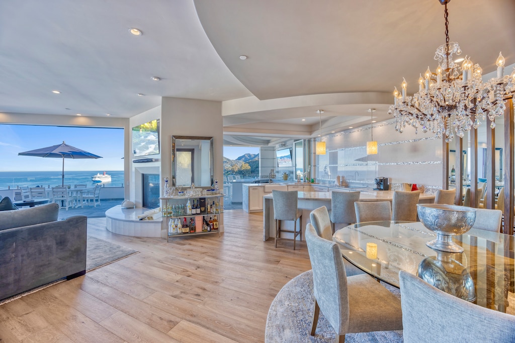 H208A - Living Area Open Views