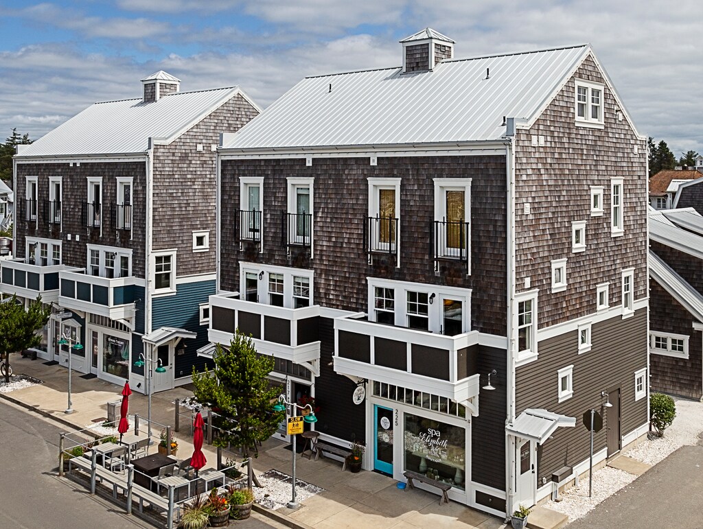 Fish Tales is a wonderfully spacious and beautifully decorated townhome located on Front Street	