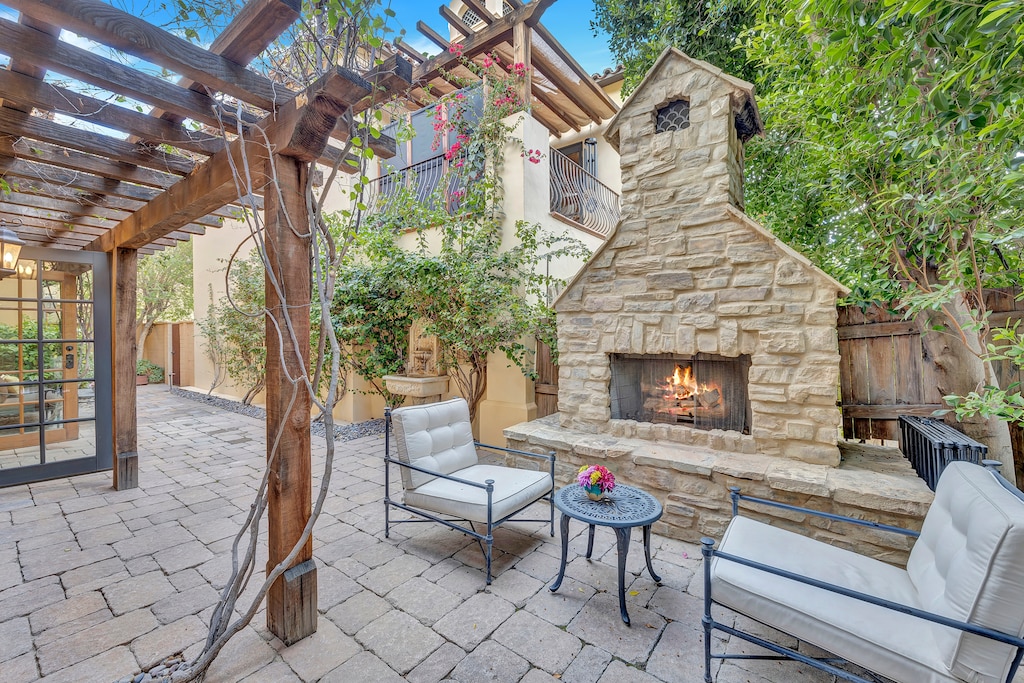 K0102 - Patio area with Fireplace