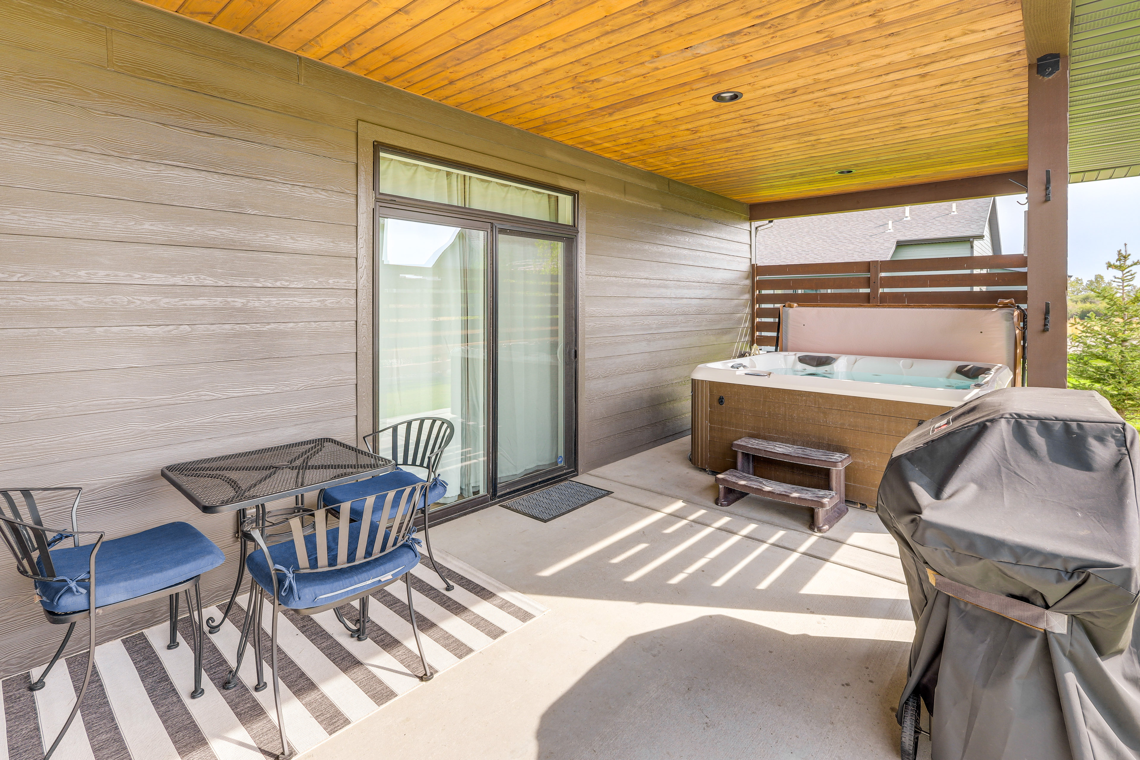 Stylish Montana Vacation Rental w/ Private Hot Tub