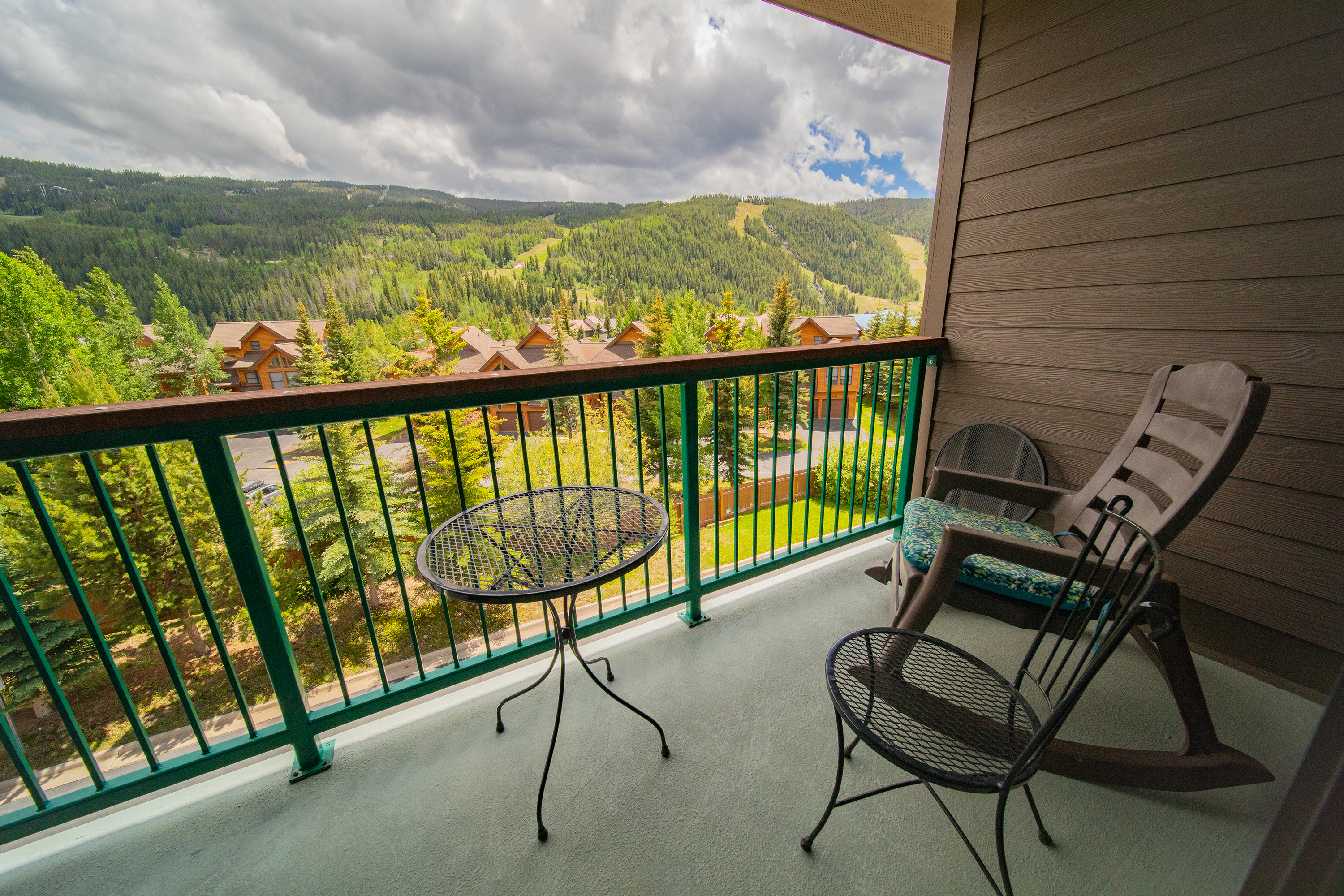 Top level, unobstructed mountain views!