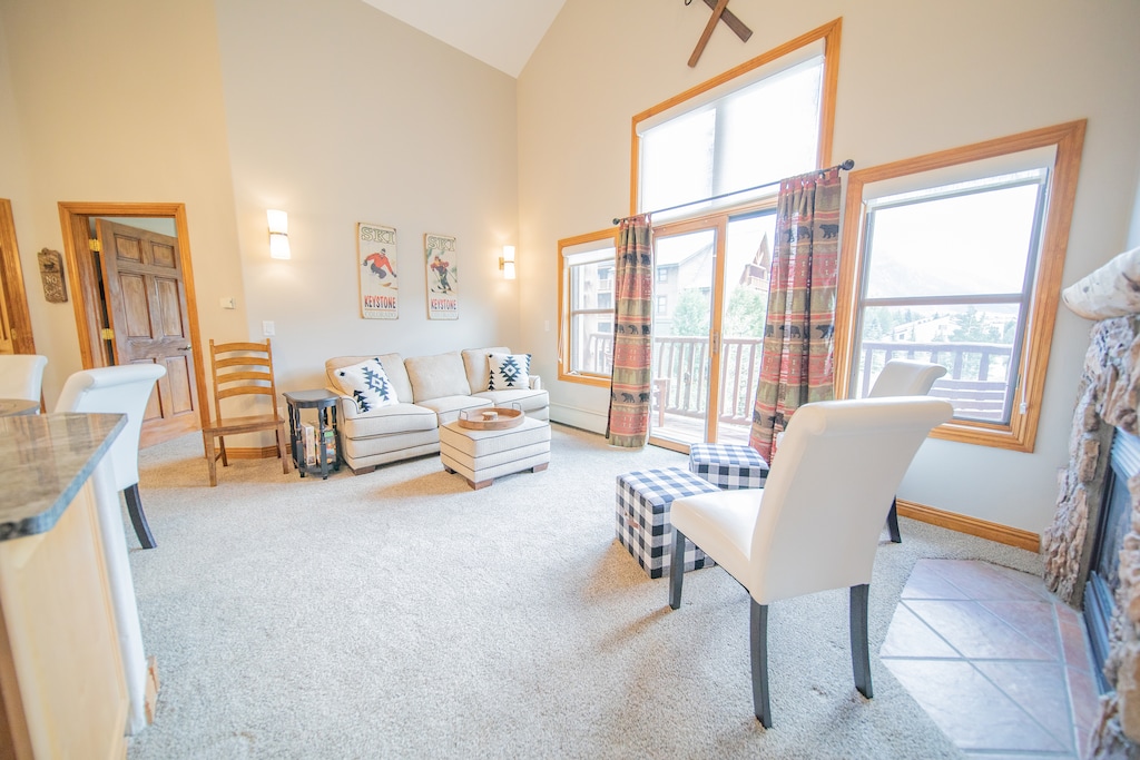 Bright and beautiful vacation condo at Hidden River Lodge!
