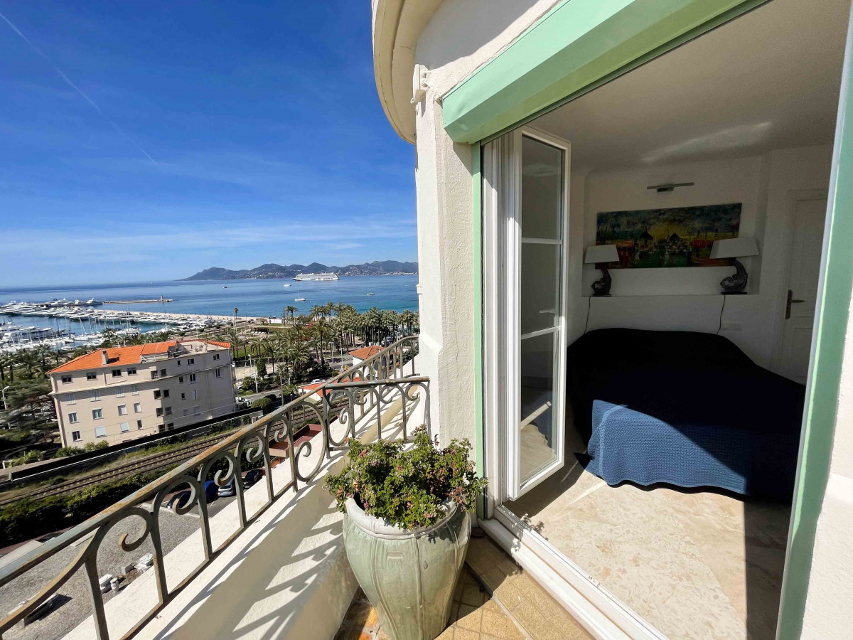 Property Image 2 - 2 bedroom Art Deco apartment with stunning 360° views