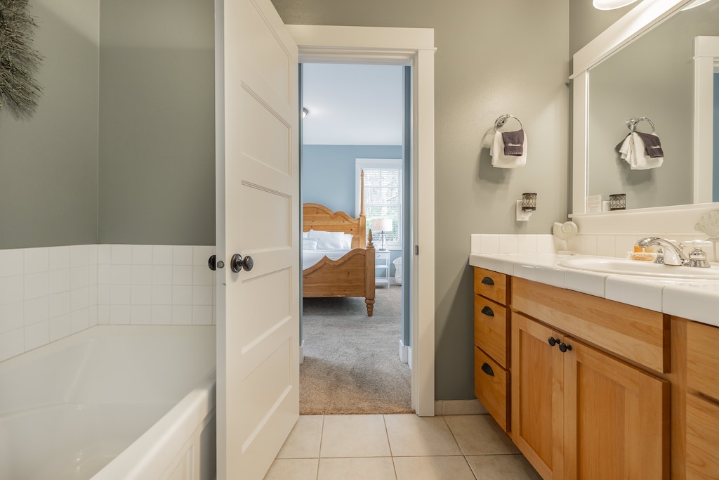 Relax and rejuvenate in the bathtub in the ensuite