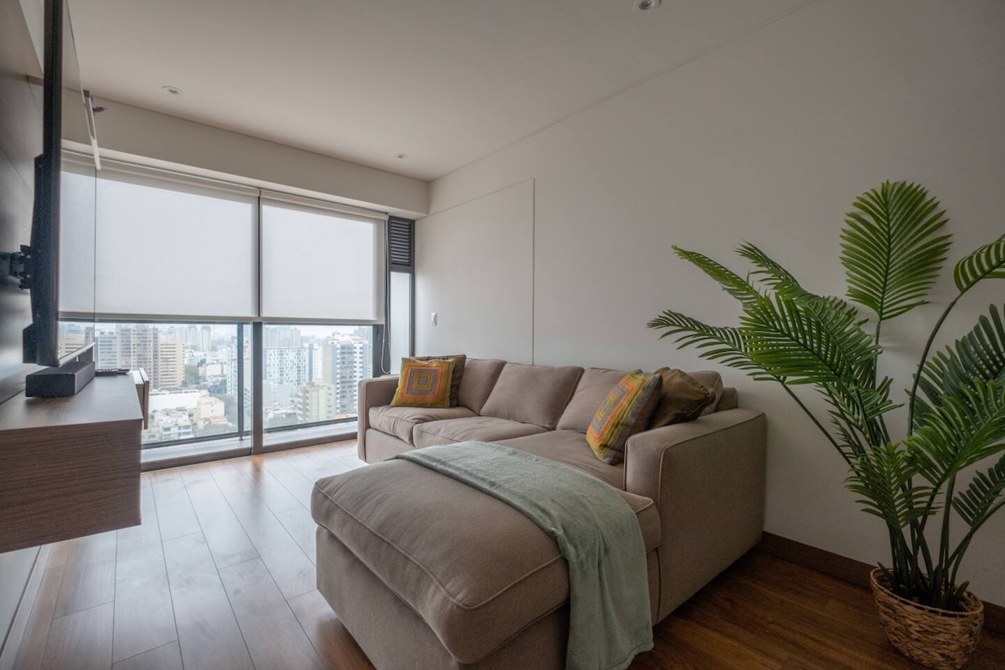 High Floor Apt w/ Gym - Pool and Parking