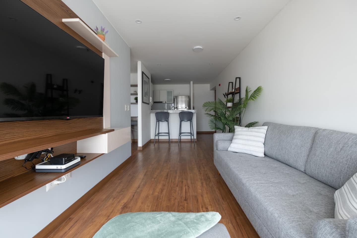 High Floor Apt w/ Pool - Gym and Parking