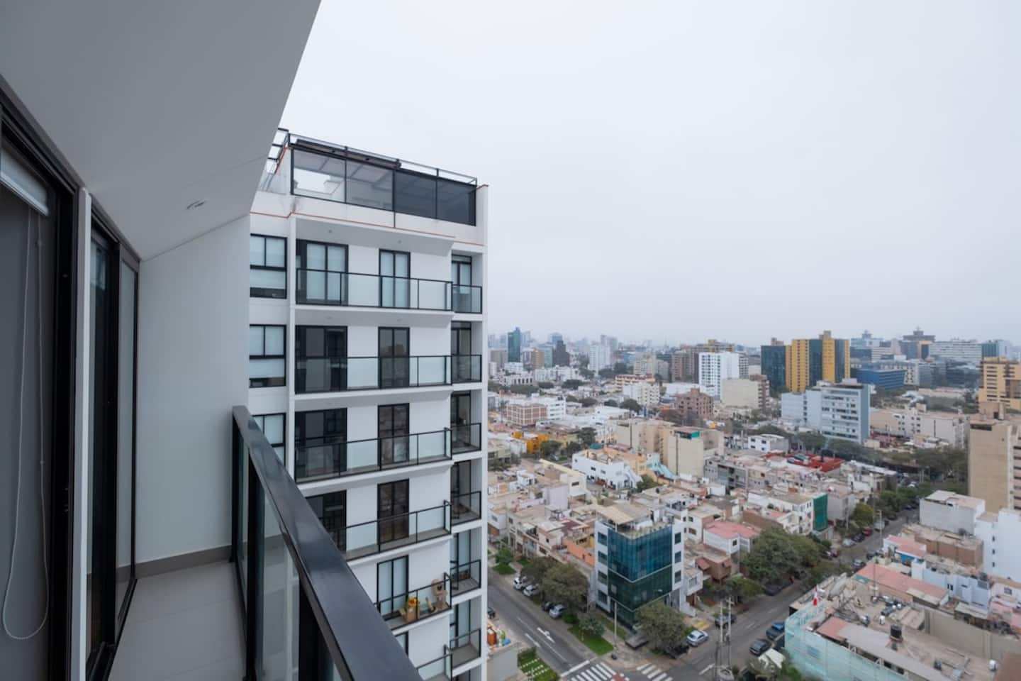 High Floor Apt w/ Pool - Gym and Parking