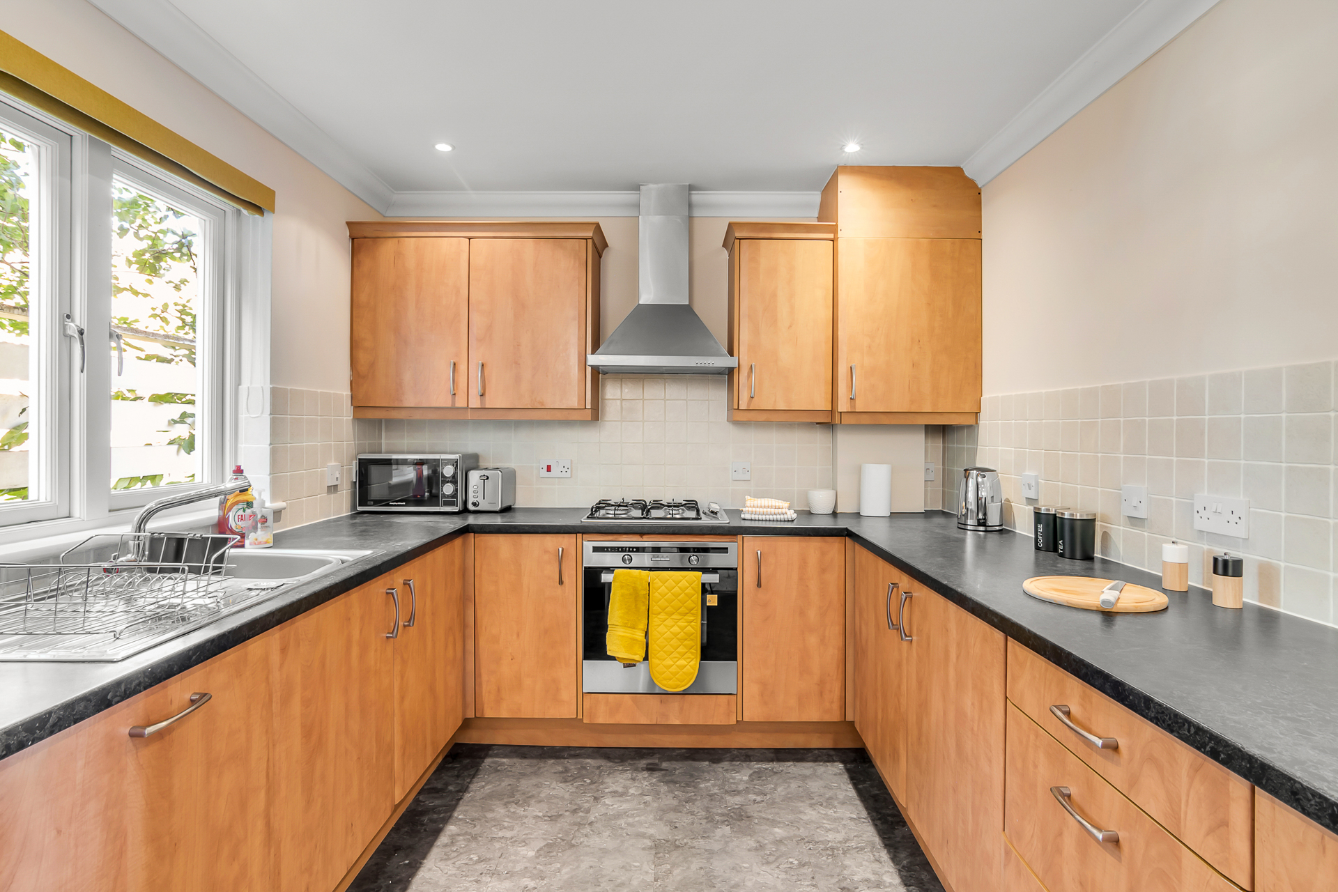 Property Image 2 - Central Townhouse 2 bedr /w fully equipped kitchen / washing machine & Parking- Ginger & Gold ltd