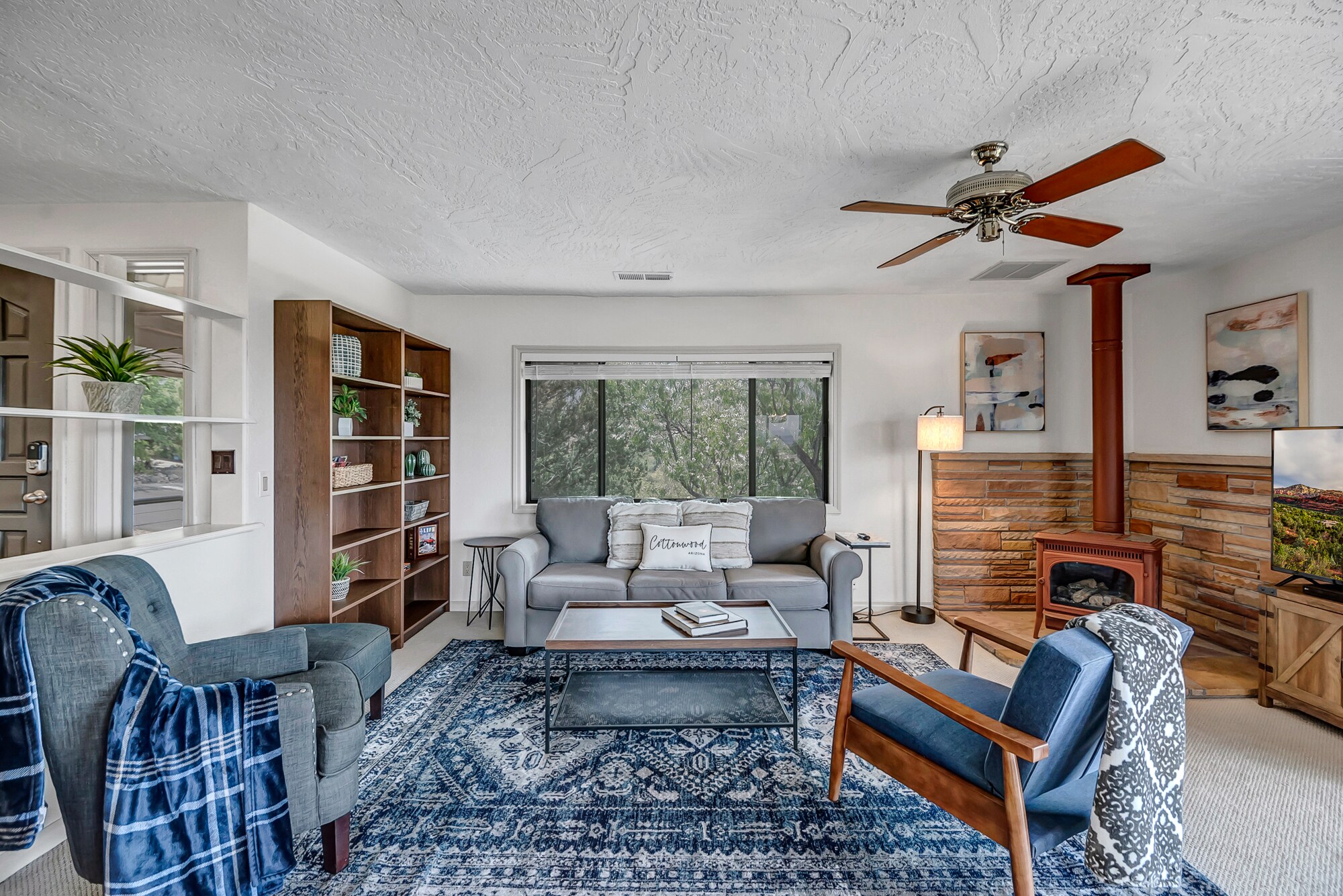 Open Floor Plan and Natural Lighting!